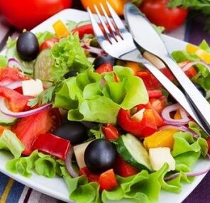 Ensalada de verduras para la artritis del hombro. 